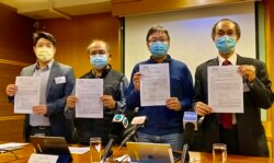 去年受委托负责民主派35+初选电子投票及点票系统的香港民意研究所表示,警察1月6日搜查他们的总部及分部办公室,取走多部电脑及两部伺服器,影响他们 正常工作,已向律政司发律师信,要求警察尽快交交还与调查无关的器材及资料(美国之音/汤惠芸)