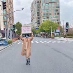 被指“造谣”的武汉医生李文亮殉职后,中国民间主张落实宪法保障公民权利的呼声高涨,有人公开上街举牌要求言论自由。(网络图片)