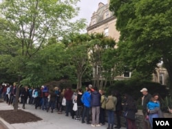在欧洲驻美使馆外排队等待的人群 (美国之音莉雅拍摄)