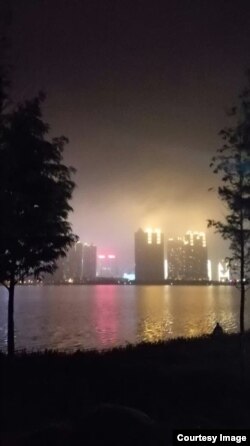 2016年7月上旬,武汉洪灾告急,被迫炸堤泄洪减压,周边十几个村庄遭淹,一万多村名转移。图为水漫武汉城区。(武汉居民提供图片)