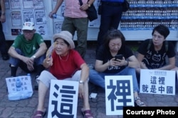 数名抗议者现身中大民主墙,表达反港独立场,与在场学生发生争执,校警出面干预。(2017年9月17日 Facebook 截图)