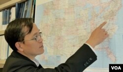 洛杉矶加大经济学家俞伟雄(美国之音国符拍摄)