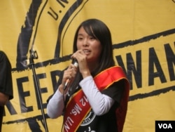 2012年9月22日,从台湾来到纽约参加争取台湾加入联合国活动的台湾联合国小姐庄慧瑜在会上讲话(美国之音宋德成拍摄))