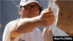 陈维明雕塑神态(美国之音国符拍摄)