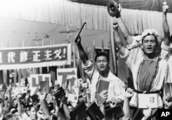 红卫兵在苏联大使馆前面示威,有人擂鼓,别人手持毛主席语录(1966年8月29日)