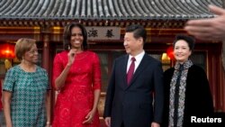 美国第一夫人米歇尔·奥巴马和她的母亲玛丽安·罗宾逊(左)在北京钓鱼台国宾馆接受中国国家主席习近平和夫人彭丽媛的款待。(2014年3月21日)