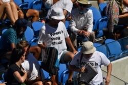 两名网球观赛者身穿“彭帅在哪里?”的T恤衫在墨尔本观看澳大利亚网球公开赛。(2022年1月25日)