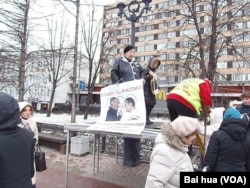 今年3月份的莫斯科反政府抗议集会中,一名女示威者手拿要求抵制索契冬奥会的标语。(美国之音白桦拍摄)