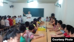 Nhà giáo Phạm Toàn và các em học sinh.