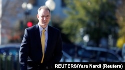 白宫财政官员马克•桑迪(Mark Sandy)星期六(16日)抵达国会,出席针对特朗普总统的弹劾闭门听证。