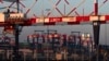 资料照片:美国加利福尼亚州长滩港的集装箱装卸码头(2021年11月30日)