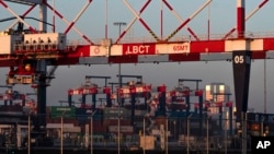 资料照片:美国加利福尼亚州长滩港的集装箱装卸码头(2021年11月30日)