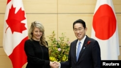 2022年10月13日,日本首相岸田文雄在东京会见来往的加拿大外长乔美兰。