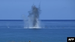 星期一(2024年5月6日),在美菲旨在展示军事力量并加强双方关系的年度“肩并肩”(Balikatan)军事演习中,美国和菲律宾武装部队在菲律宾北部海岸向假想中的“入侵”部队发射了导弹和攻击炮火。(法新社)