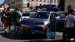 资料照片: 2023年9月8日参观者在德国慕尼黑观看比亚迪电动车
