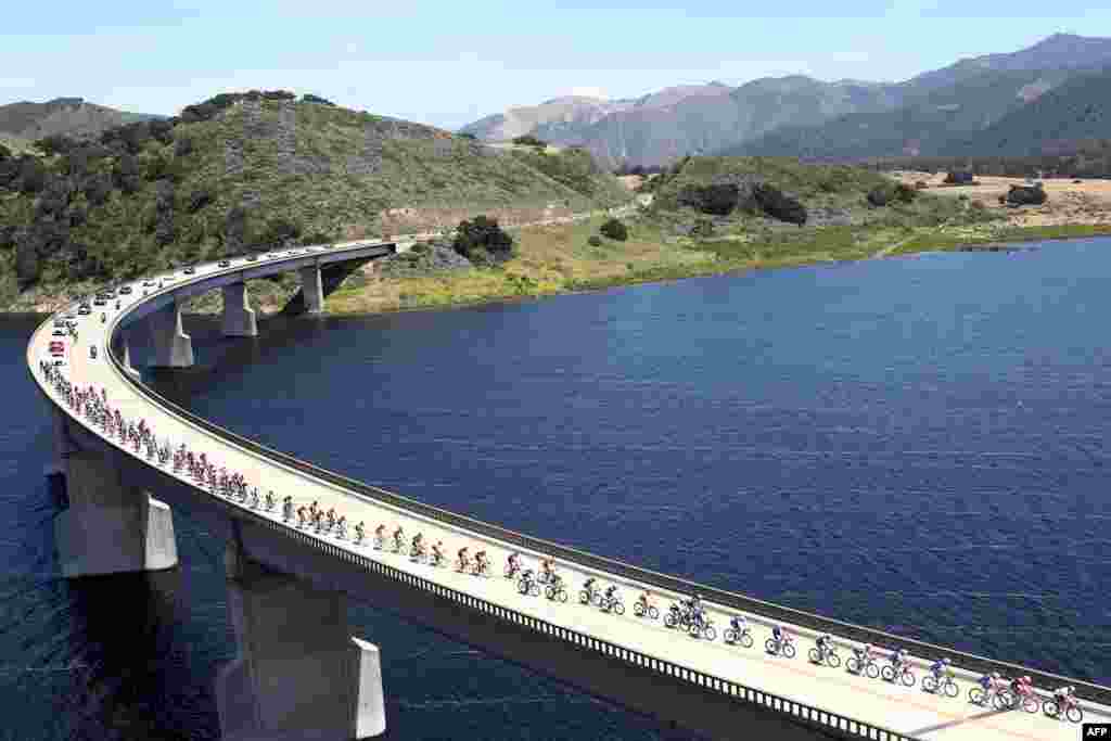 加州的 Twitchell 水库,长桥卧波,自行车比赛选手列队骑过大桥(2017年5月16日)。加州现行的最低工资是每小时10美元50美分,2018年提高到11美元,然后每年一月提高一美元,直至2022年,除非州长因经济衰退推迟最低工资上调。加州的最低工资升至15美元后,将随通货膨胀率上调  