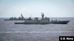 资料照片:印度护卫舰与日本驱逐舰在2018年马拉巴尔海上演习期间编队行进。(2018年6月15日)