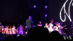 历经火灾的社区合唱团唱响希望之歌