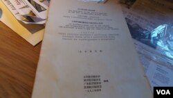 上个世纪30年代苏联曾派遣大批飞行员支援中国抗日战争。一名埋葬在武汉的飞行员后人出示的阵亡苏联飞行员名册,同日军空战中使用的苏联飞机照片和媒体相关报道等资料。