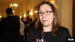 资料照片-劳拉·罗森博格在华盛顿美国企业研究所接受美国之音采访。(2018年1月16日)