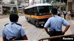 香港首位被控违反国安法的唐英杰(Tong Ying-kit)乘坐监狱车辆被押解至高等法院受审。(2021年6月23日)