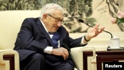 美国前国务卿亨利·基辛格在北京人民大会堂与时任中国外交部长王毅(图中未显示)举行会谈。(资料照片,2019年11月22日)