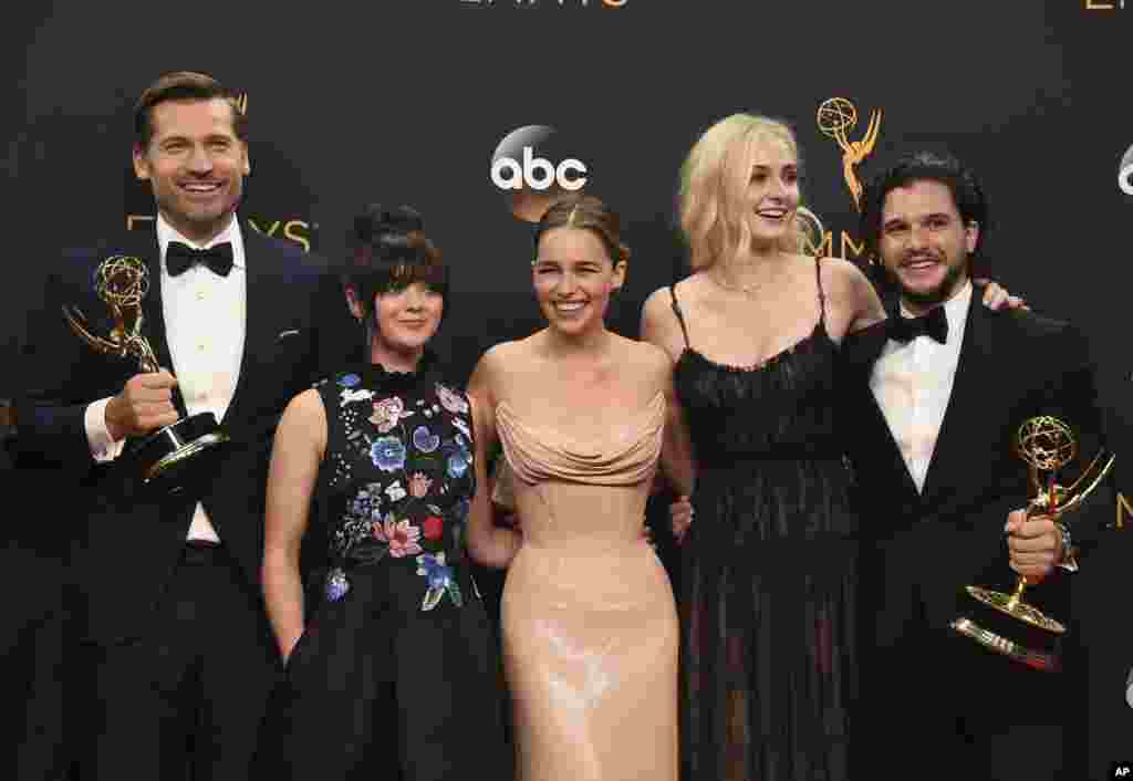 HBO频道的奇幻史诗电视剧《权力的游戏》的主创人员在艾美奖颁奖典礼上(2016年9月18日) 。3027年8月8日,入侵HBO频道电脑系统的黑客要求HBO公司支付价值600万美元的在线货币比特币。黑客声称窃取了1.5TB信息,并在网上发布了电视剧《权力的游戏》中一集的剧本大纲,以及HBO电视剧《好球天团》(Ballers)、《巴里》(Barry)和《104室》(Room 104)的部分剧集。黑客威胁说,如果不给赎金,就泄露更多资料。