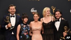 HBO频道的奇幻史诗电视剧《权力的游戏》的主创人员在艾美奖颁奖典礼上(2016年9月18日)
