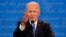 民主党总统候选人、前副总统乔·拜登(Joe Biden)在田纳西州纳什维尔的贝尔蒙特大学(Belmont University)举行的第二场也是最后一场总统辩论中发表讲话时做手势。(2020年10月22日)