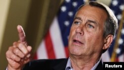 Chủ tịch Hạ Viện John Boehner nói chuyện với giới truyền thông bên ngoài văn phòng của ông ở Capitol Hill, Washington, 7/12/2012.