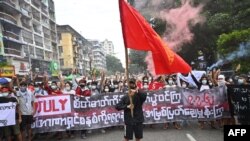 7 ဂျူလိုင်စိတ်ဓာတ်နဲ့လက်ရှိစစ်အာဏာသိမ်းမှုကို ဆန့်ကျင်ဆန္ဒပြ နေကြတဲ့ ရန်ကုန်ဆန္ဒပြပွဲတခု (ဓာတ်ပုံ - AFP)