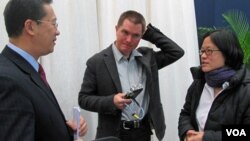 2010年,时任路透社记者的储百亮(中)和时任美国之音记者的何宗安(右)与中国外交部官员马朝旭交谈。(美国之音张楠拍摄)