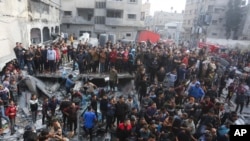 加沙南部的拉法地区受到以色列袭击。(2023年12月20日)