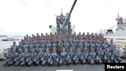2018年4月12日,在南中国海上,中国国家主席习近平(第二排中间)在长沙号驱逐舰上阅兵,同中国人民解放军海军军人合影留念。