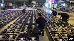 资料照:中国香港为庆祝中共建政75周年在维多利亚港旁为一个无人机表演做准备。(2024年9月21日)