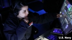美国海军公布的照片显示,来自洛杉矶的美国海军作战专业下士瓦妮萨·卡斯蒂洛在美国海军“本福德”号导弹驱逐舰驶过南中国海执行例行通航任务时在舰上的作战信息中心监测水面接触情况。(2021年9月8日)