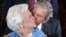Bà Barbara Bush đón nhận nụ hôn của con trai, Tổng thống George W. Bush, sau khi ông tuyên thệ nhậm chức nhiệm kỳ hai vào năm 2005.