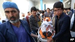 ွှအာဖဂန်၊ ကာဘူးလ်မြို့ ဗုံးခွဲခံရသည့်နေရာက ဒဏ်ရာရသူများကို သယ်ယူနေစဉ်။