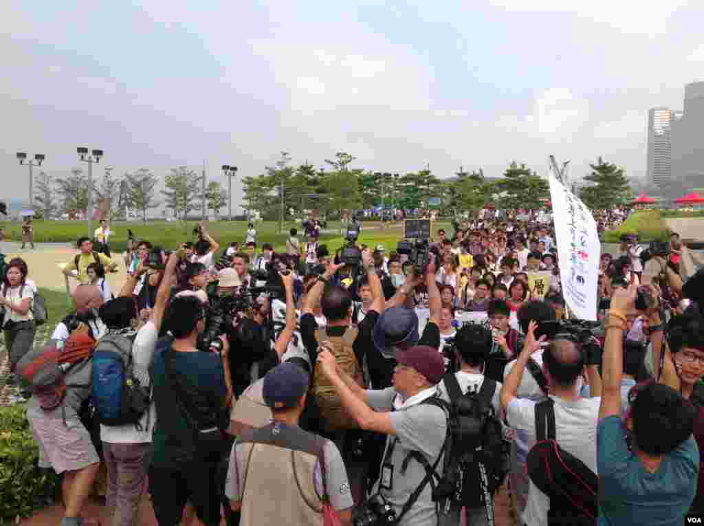 香港学联大专界罢课星期三继续在添马公园举行(美国之音图片/海彦拍摄)