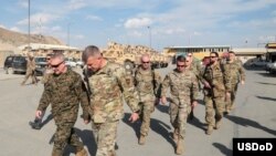 美军中央司令部司令麦肯锡上将(General Kenneth McKenzie)2019年4月5日视察驻阿富汗美军(美国国防部)