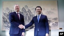 美国朝鲜问题特别代表史蒂文·比根在首尔会晤韩国外交部本岛和平交涉部部长李度勋