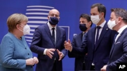 德国总理默克尔(左)与欧盟领导人聚集在布鲁塞尔参加欧盟峰会。(2020年10月1日)