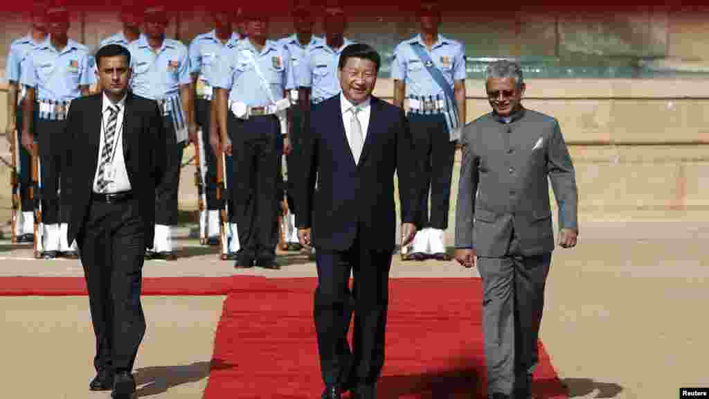 9月18日中国国家主席习近平(中)在新德里印度总统府前院检阅完仪仗队