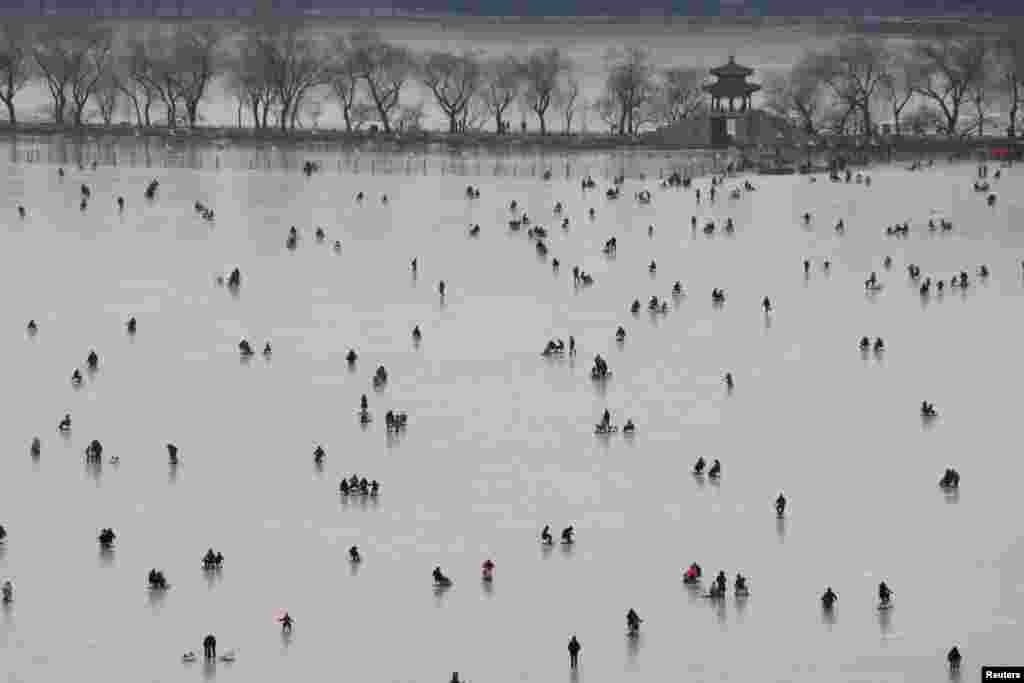 2018年1月21日，中国北京颐和园，冰冻昆明湖，人们在溜冰场上。