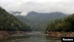 ရွှေလီမြစ်ကမ်းနံဘေး တောတောင်များကို တွေ့ရစဉ်