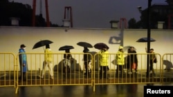 上海警方在巨鹿路沿线设置的路障附近警戒,去年的万圣节期间人们穿着万圣节服装聚集在这里。(2024年10月26日)