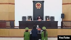 Phiên tòa xử nhà báo bất đồng chính kiến của Việt Nam Phạm Đoan Trang ở Hà Nội hôm 14/12/2021. HRW kêu gọi Ngoại trưởng Antony Blinken thúc ép Việt Nam trả tự do cho người từng giành giải Phụ nữ Can đảm Quốc tế của Bộ Ngoại giao Mỹ.