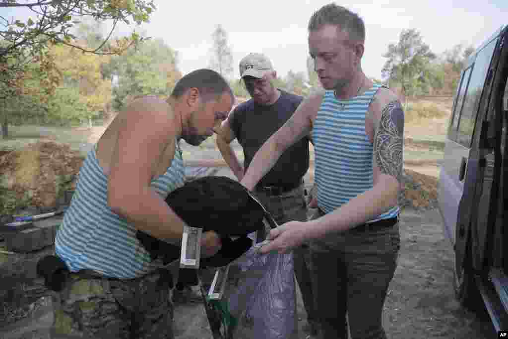 Українські військові у Дебальцево вивантажують передані добровольцями речі.