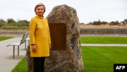 美国前国务卿希拉里·克林顿站在南威尔士一所大学的纪念石旁边,她得到这所大学的荣誉博士学位(2017年10月14日)。