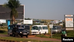 从阿富汗被转移出来的人员在抵达乌干达的恩德培国际机场后,乘车前往下榻处。(2021年8月25日)